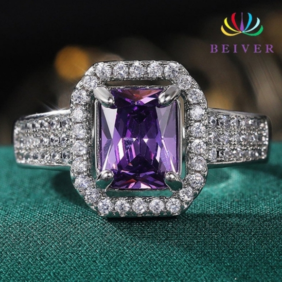 Woman's Ring - Picture 2 of 4